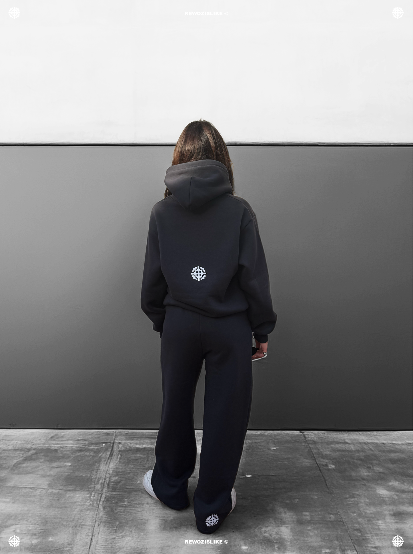 SET COORDINATO REWOZISLIKE © Completo Felpa + Pantalone in Cotone Felpato – Grigio Scuro
