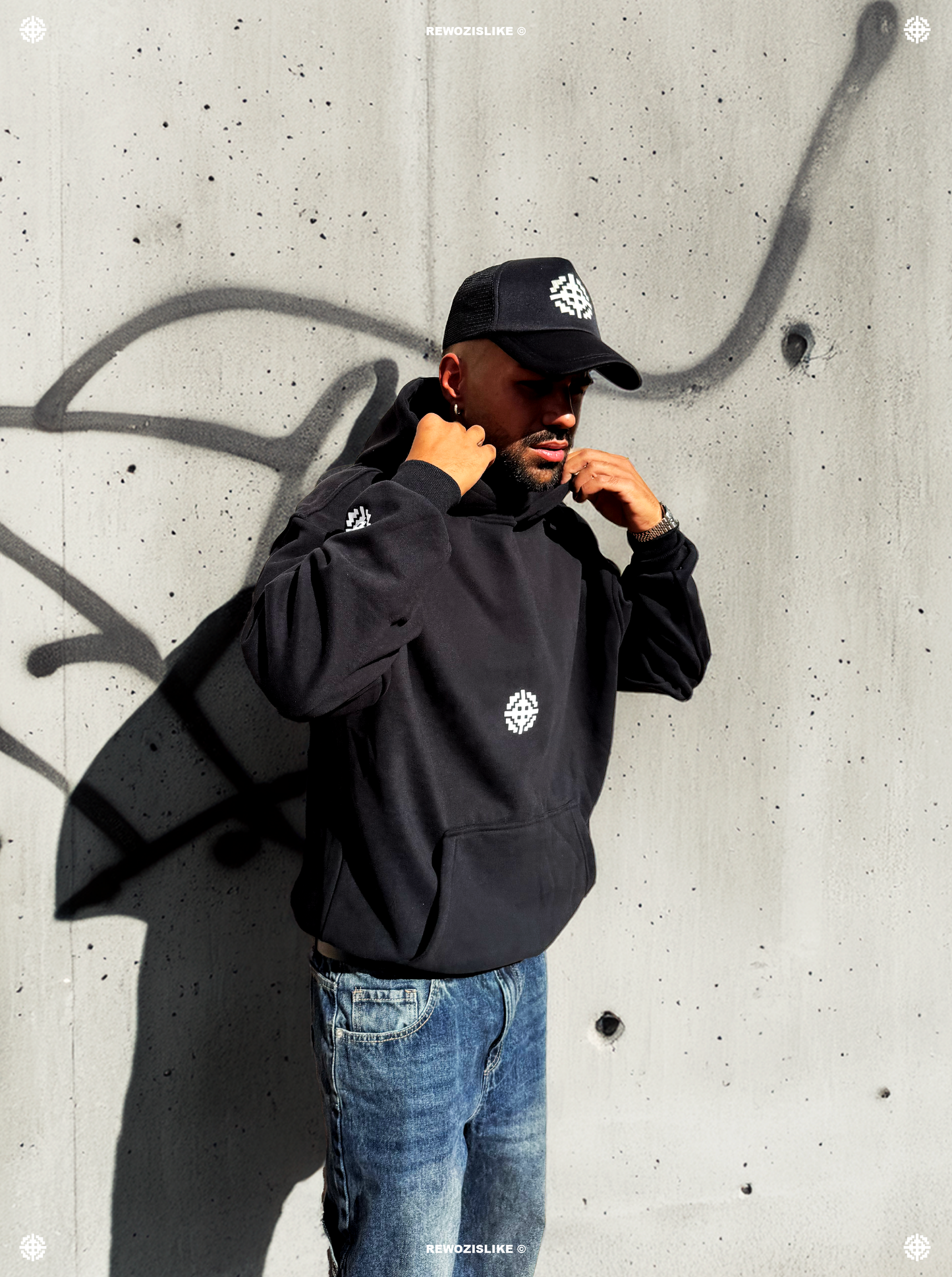 FELPA CON CAPPUCCIO NERA REWOZISLIKE © - Unisex