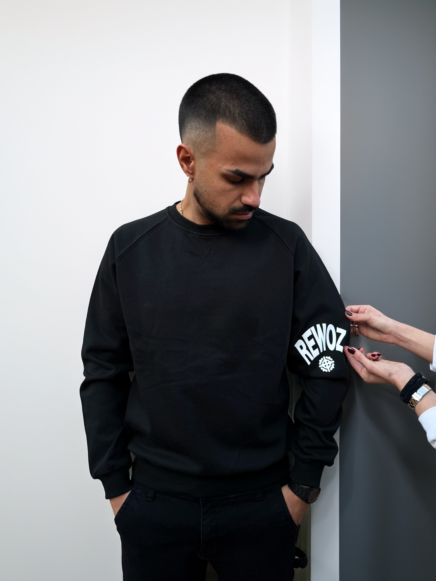 FELPA GIROCOLLO RAGLAN NERA REWOZISLIKE ©