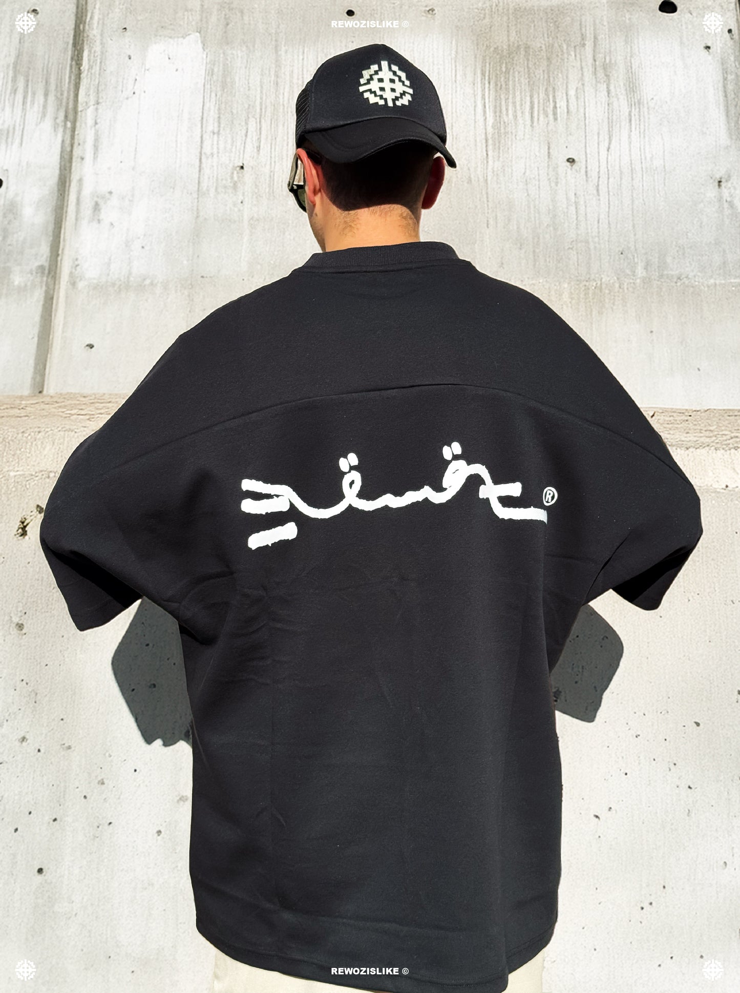 BLACK HYPERSIZED TEE REWOZISLIKE©