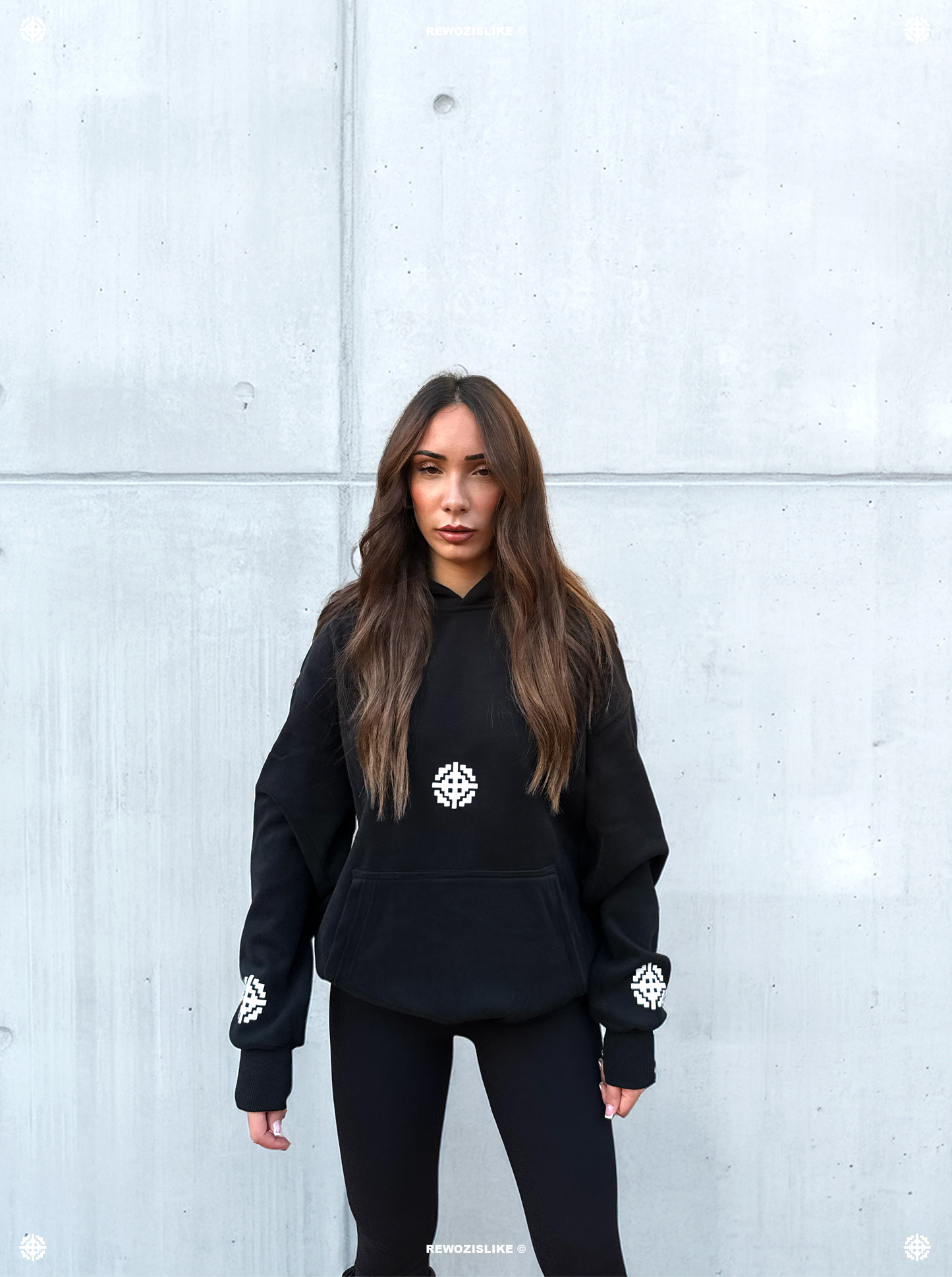 FELPA CON CAPPUCCIO NERA REWOZISLIKE © - Unisex