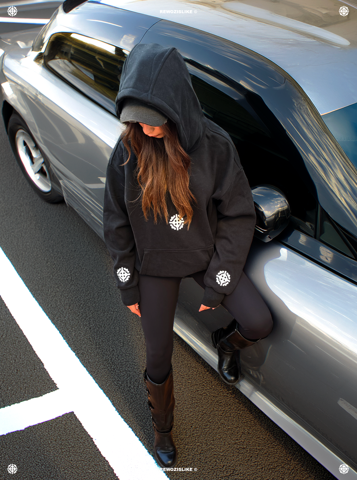 FELPA CON CAPPUCCIO NERA REWOZISLIKE © - Unisex