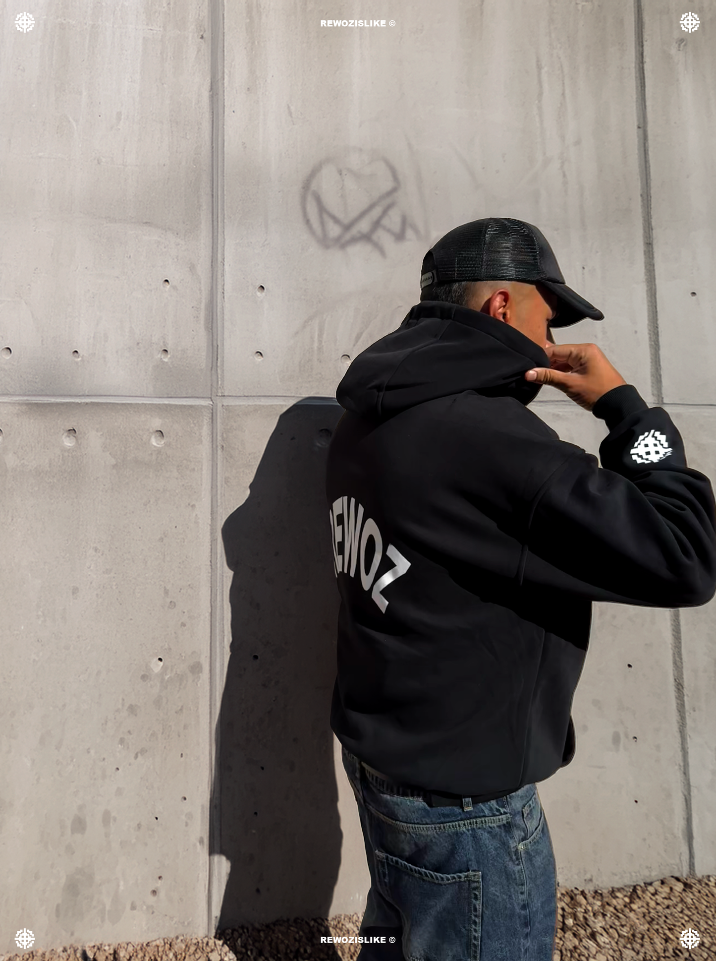 FELPA CON CAPPUCCIO NERA REWOZISLIKE © - Unisex